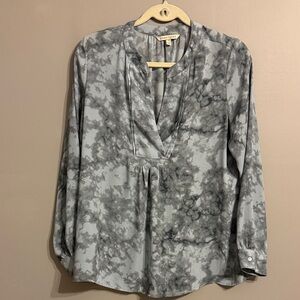 41 Hawthorn Polyester Grey Mottled Tie Dye Print Slit Sides Top   Size Medium